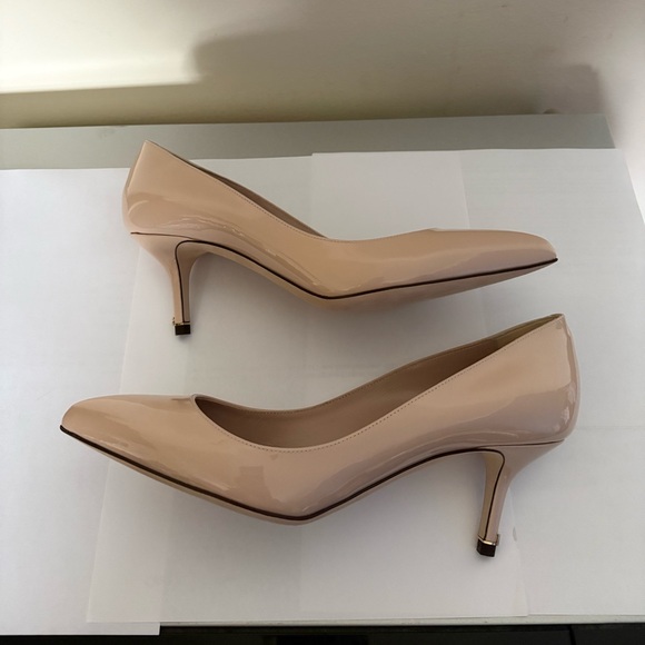 Dolce & Gabbana NWT US7 / IT38 Beige Patent leather Pointed-Toe Mid Heel Pumps. - Picture 11 of 11